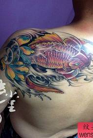 bonaspekta kolora kalma lotusa tatuaje sur la ŝultro de la knabo