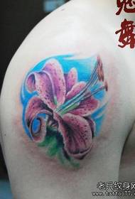 въоръжава разкошен цветен модел татуировка на лилия