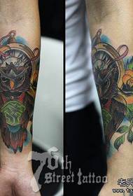 ແຂນເດັກຊາຍທີ່ມັກຮູບແບບ tattoo owl ແບບນິຍົມ
