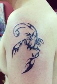 beau motif de tatouage de scorpion totem