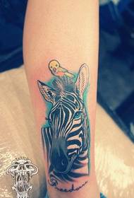 et klassisk zebra tatoveringsmønster med et smukt ben