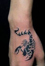 I-Tiger umlomo ubuntu bemfashini ye-scorpion totem tattoo
