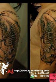 mandlig arm smuk sort og hvid blæksprutte lotus tatoveringsmønster