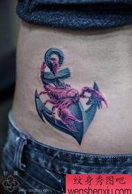 U mudellu di tatuaggi di Scorpion: un bello culore di a cintura à u tinedu di u tatu di l'anchjata di ferru intrecciatu