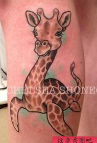 łydka na łydce Śliczny tatuaż żyrafy docenia