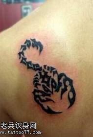 leđa lijepi škorpion totem tetovaža uzorak