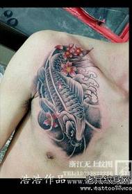 modello maschile tatuaggio classico calamari nero scuro petto