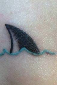 男生脚踝上彩绘抽象线条动物鲨鱼鳍纹身图片
