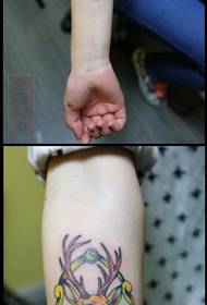 brazo popular hermoso color patrón de tatuaje de venado