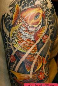 un gran patrón tradicional de tatuaxes de luras