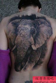 推薦大家一起欣賞大象的背部紋身作品