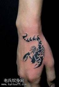 bracciu di tigre di bocca totem scorpion pattern di tatuaggi