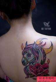 spalle femine pupulare di mudellu classicu di tatuaggi di cavalli