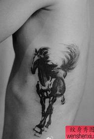 sido midja en bläckmålning stil häst tatuering mönster