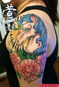 рака популарна шема на тетоважи со коњи