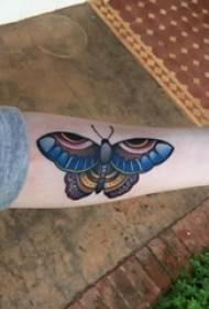 ເດັກຍິງຢູ່ແຂນຖືກແຕ້ມຮູບເລຂາຄະນິດເລຂາຄະນິດຮູບສັດ tattoo butterfly ສັດຂະ ໜາດ ນ້ອຍ