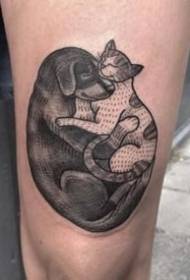 kreativa tatueringskonstverk med djur kramar tillsammans