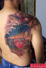 男生后肩背简洁唯美的传统鲤鱼纹身图案
