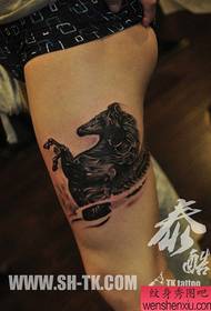 patrón de tatuaje de caballo fresco y guapo masculino