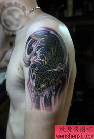 brazo masculino guapo tatuaje de carpa de ceniza negra
