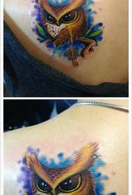 女生背部可爱很萌的猫头鹰纹身图案