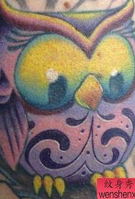 un motif de tatouage mignon petit hibou