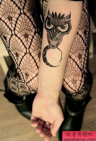 tjejer arm pop pop en uggla tatuering mönster