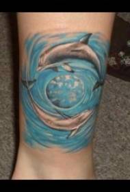 татуювання дельфінів елегантна свобода Візерунок татуювання дельфінів, який гарчить у морі