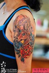 brazo popular clásico patrón de tatuaje de venado de un color