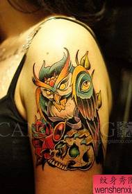 dievčenské rameno populárne tetovanie sova