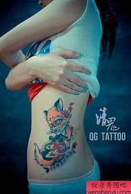 Vroue se middellyf gewilde pop-vos-tatoeëringspatroon