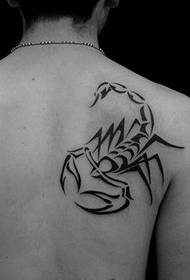 Shoulder-looking fashion totem scorpion tattoo pattern