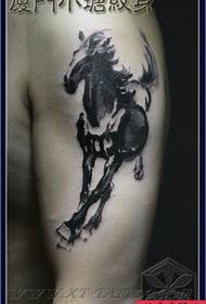 手臂流行经典的黑白水墨马纹身图案
