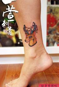 τα μικρά πόδια των κοριτσιών και το κλασικό σχέδιο τατουάζ ελάφια