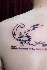 pleciem skaists skorpiona totēma tetovējums