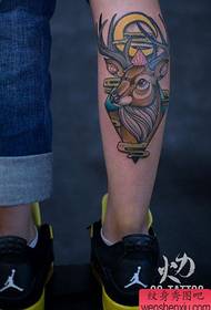 patrón de tatuaje de ciervo clásico de pierna popular