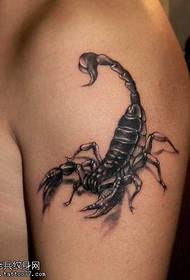 wzór tatuażu trucizna ramię skorpiona