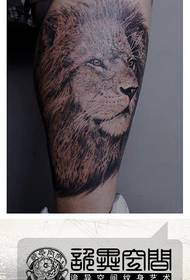 een leeuwenkop tattoo-patroon van de populaire klassieker van het been