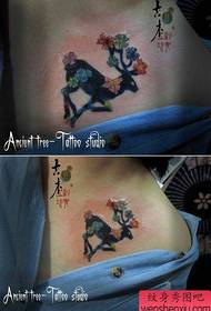 djevojačka prsa lijepog uzorka tetovaže sikarskih jelena