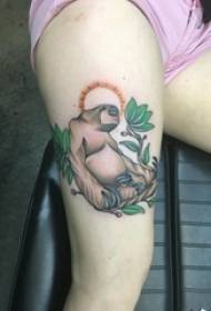 女生大腿上彩绘简单线条植物和动物猩猩纹身图片