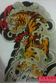 klasyczny dominujący tradycyjny wzór tatuażu pół tygrysa