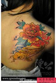 djevojka na leđima na ramenu lijepi pecan peony božur tetovaža uzorak