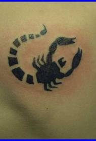 Motif de tatouage dorsal scorpion tribal noir