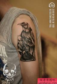 priljubljen vzorec tatoo vrane z roko priljubljen