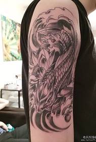 een Europese en Amerikaanse lotus karper tattoo tattoo
