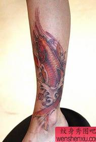 رنگ زیبا از الگوی تاتو ماهی مرکب پاهای زیبا