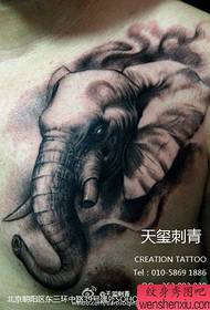 男性前胸凶悍的大象纹身图案