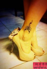 Patrón de tatuaje de escorpión: un patrón de tatuaje de pinzas de tótem de pierna