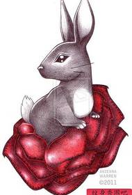 küçük ve sevimli küçük tavşan dövme deseni