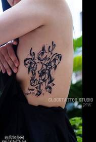 vynikající tetování antilopy vzor